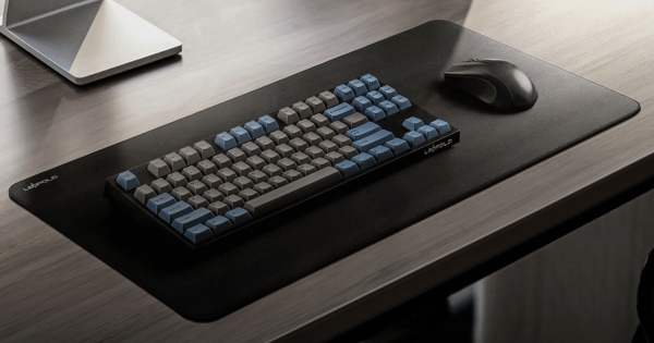 キーボードブランド発の超高密度ウレタンのソフトなデスクマット兼