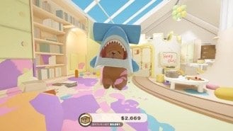 サメの帽子をかぶったトイプードルが部屋を汚しているシーン