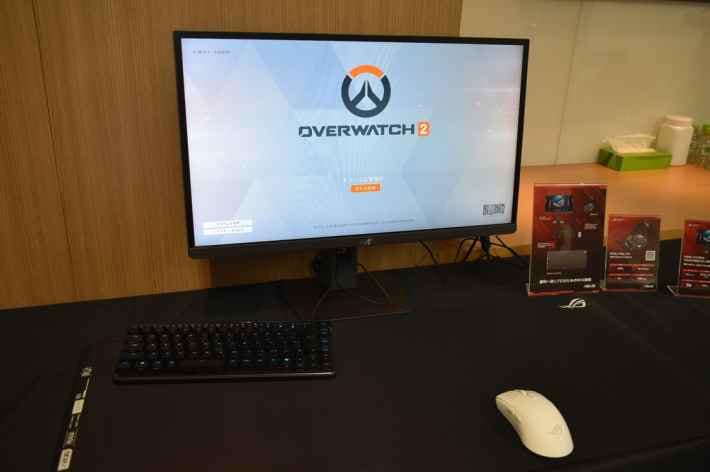 ゲーミングモニター「ROG Strix XG248QSG Ace」にOverwatch 2の画面が表示されている