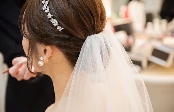 ウェディングベールとティアラをつけた女性の横顔のアップ。