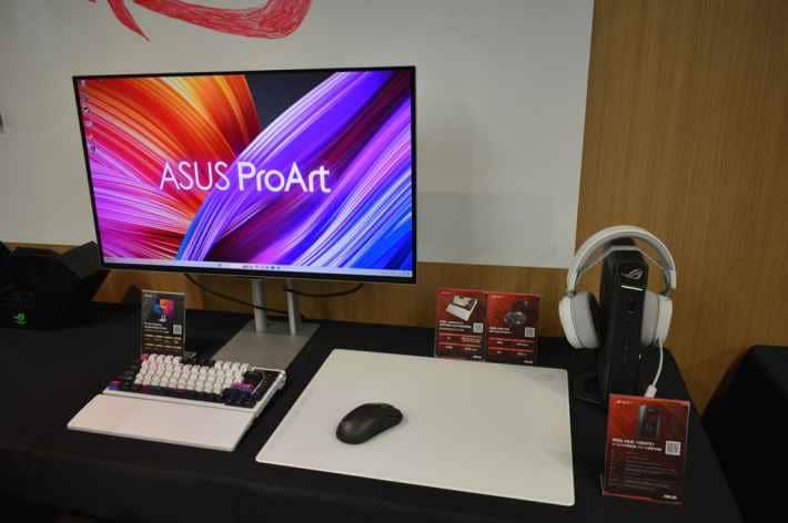 クリエイター向けモニター「ProArt Display OLED PA32UCDM」の製品写真