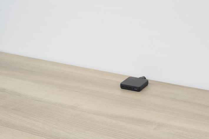 デスクの隅に置かれたNovaPort SLIM QUAD充電器