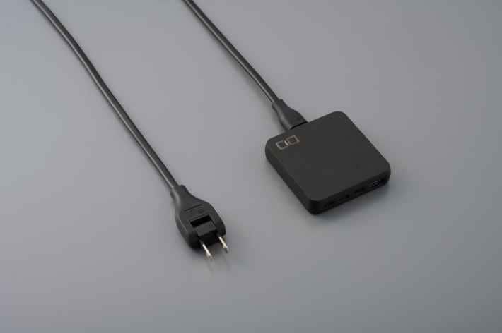 黒いNovaPort SLIM QUAD充電器と電源ケーブル
