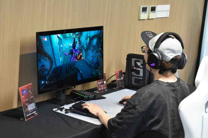 インフルエンサーの柏木べるくらさんがモニターでゲームをプレイしている様子