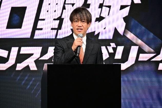 登壇する株式会社バンダイ執行役員カード事業部ゼネラルマネージャーの手塚晃司氏