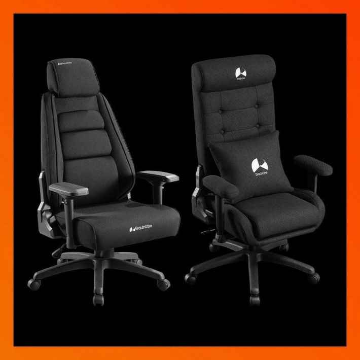黒いゲーミングチェアが2脚並んでいる画像。