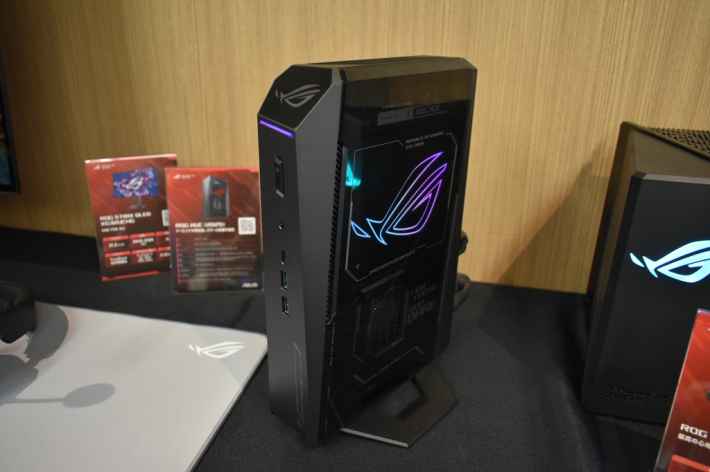 小型ゲーミングPC「ROG NUC (2025)」の製品写真