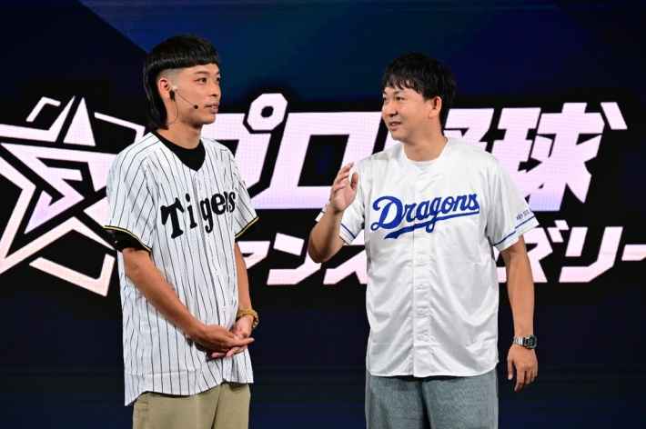ステージ上で会話するバッテリィズの二人
