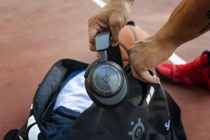 Arctis Nova Pro Wirelessをバッグに入れる様子