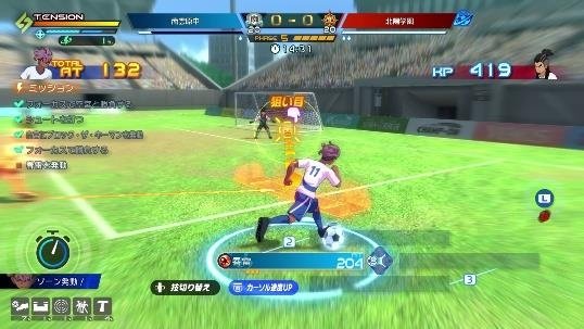 サッカーの試合中のゲーム画面。プレイヤーがボールをドリブルしている。