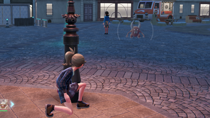 しゃがんで物陰に隠れつつトレーナーに近づこう