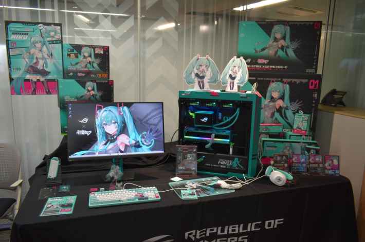 「ROG × 初音ミク」コラボレーション製品群の展示