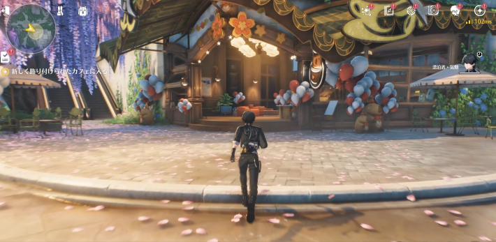 新しく飾り付けられたカフェに入る