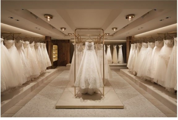 たくさんのウェディングドレスが並ぶドレスルームの様子。