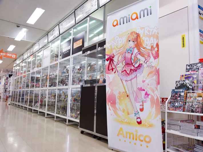 あみあみ店舗内のショーケースと通路の様子