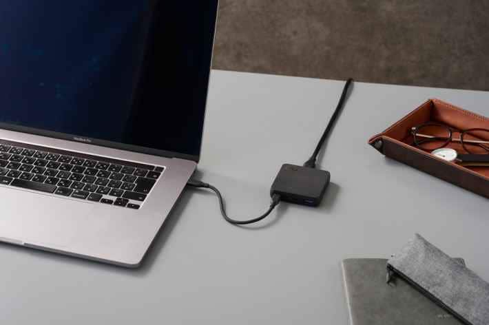 デスク上でMacBookに接続されたNovaPort SLIM QUAD充電器