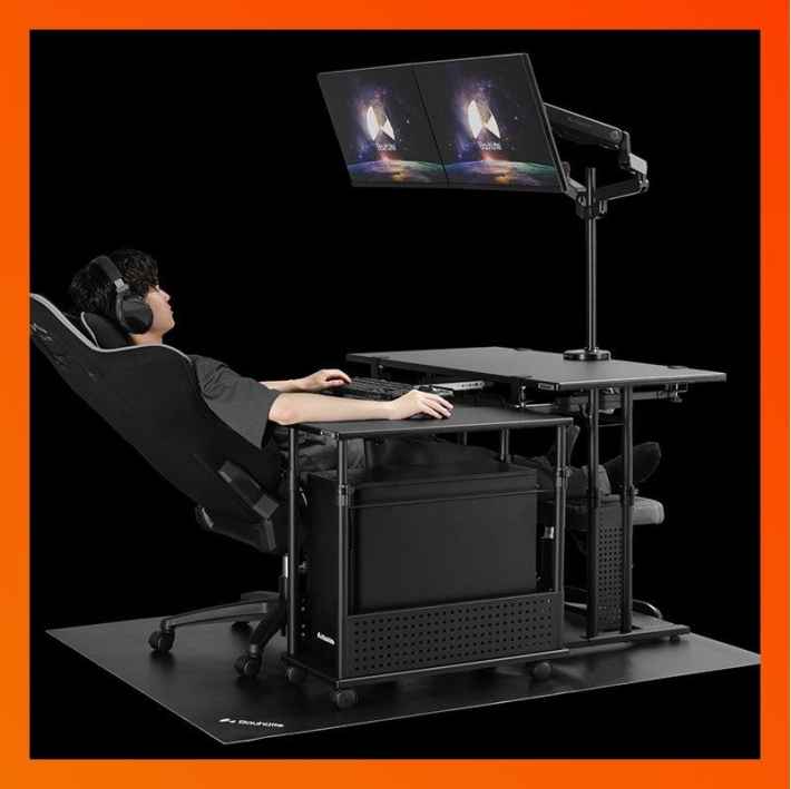 寝ながらゲームシステムの画像。リクライニングしたチェアに座り、モニターを見ながらゲームをしている様子。