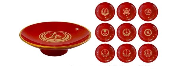 東城会の代紋が入った大きな盃と、各組の代紋が入った小さな盃のセット。