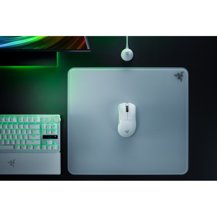 白いDeathAdder V4 Proを置いたゲーム用デスク
