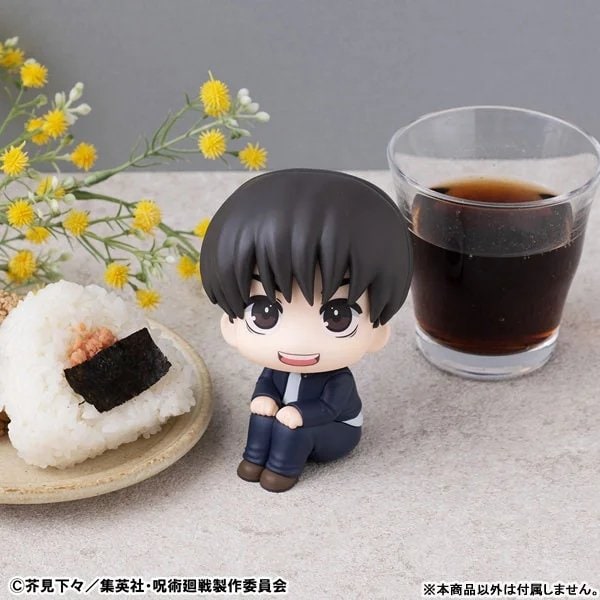 呪術廻戦 灰原雄 るかっぷフィギュアが、おにぎりと飲み物の横に置かれている様子