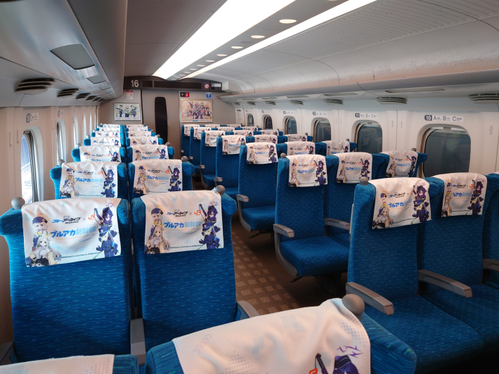 ブルアカ新幹線 座席シート ブルアカ声優4名と行く新幹線の旅「ブルアカ新幹線」をレポート