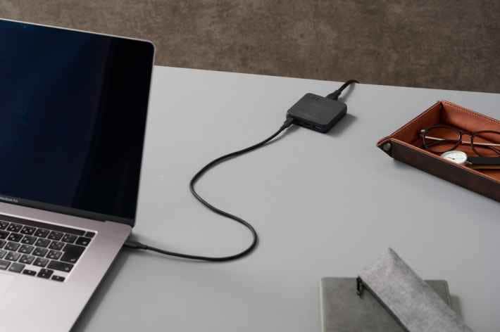デスク上でMacBookに接続されたNovaPort SLIM QUAD充電器