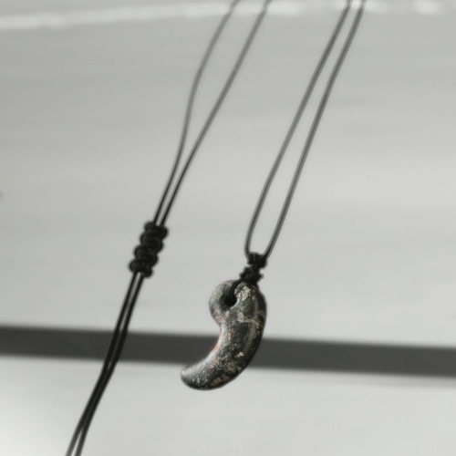 はじまりの勾玉 糸魚川青翡翠勾玉 M06476豊翠 作29.5mm*19.5mm*12mm 糸魚川産