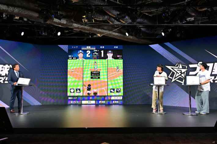 スクリーンに映し出されたゲーム画面を見ながら、予測バトルを行う登壇者たち