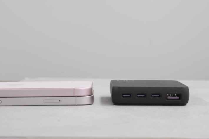 スマートフォンと並べたNovaPort SLIM QUAD充電器の厚さ比較