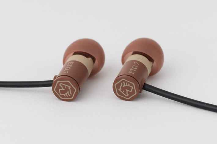 ETO.7イヤホンのクローズアップ画像。茶色い本体に馬のロゴマークが描かれている。