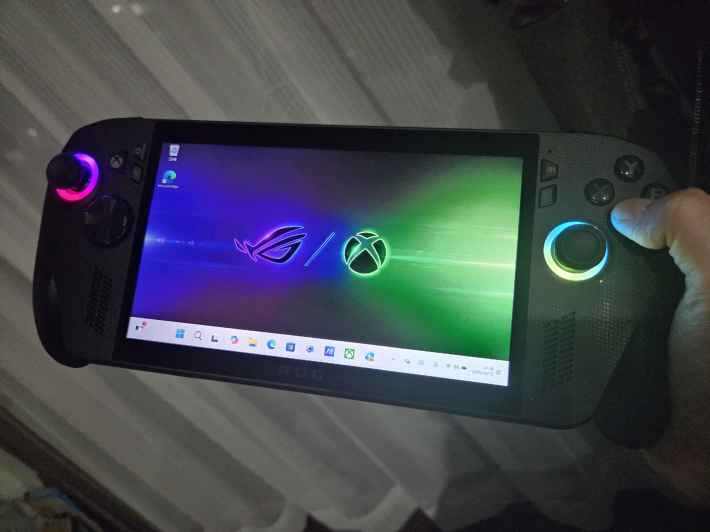 新時代のポータブルXbox「ROG Xbox Ally X」実機レビュー！手軽さと本格さが両取りされた持ち運べる「ゲーミングPC」の画像