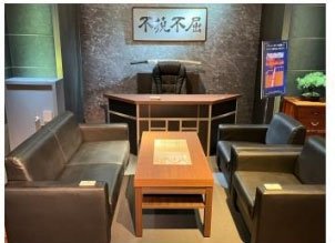 東城会の事務所を再現したセット。ソファとテーブルが置かれ、壁には「不撓不屈」の書が掲げられている。