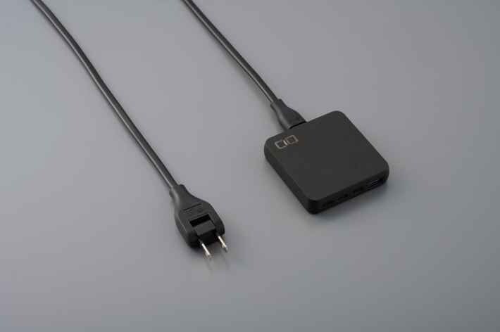 黒いNovaPort SLIM QUAD充電器と電源ケーブル
