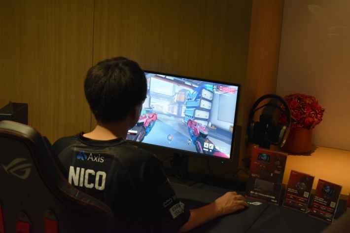 プロeスポーツチームVARRELのNICO選手がモニターでゲームをプレイしている様子
