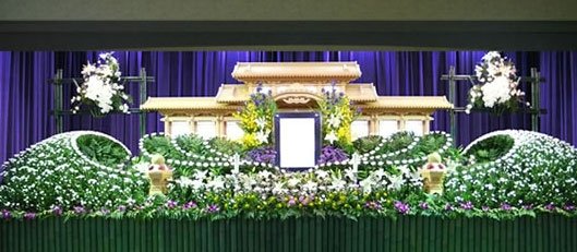 たくさんの生花で飾られた壮大な葬儀の祭壇。