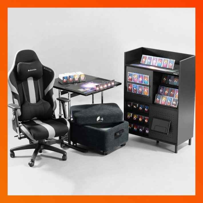 トレーディングカード向けのデスク、チェア、収納棚のセットアップ画像。