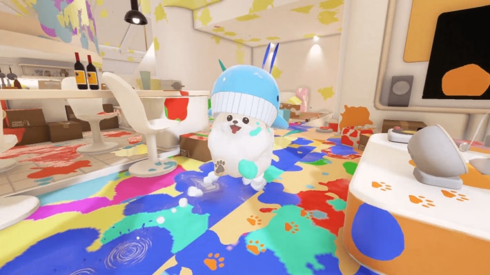 い帽子をかぶったポメラニアンがカラフルなインクで汚れた部屋にいるシーン