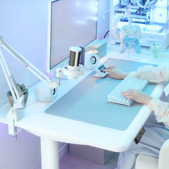 Pixio、ブランド初の電動昇降ゲーミングデスクを11月12日予約開始。奥行き70cmのオールホワイトデザイン、10%OFFセールもの画像