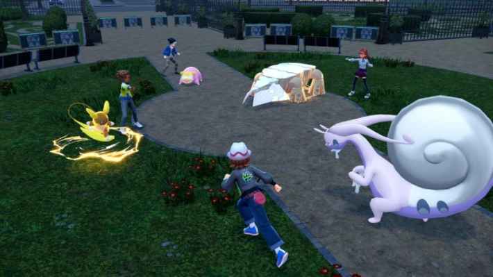 ミアレシティの公園でポケモンたちと過ごすトレーナー