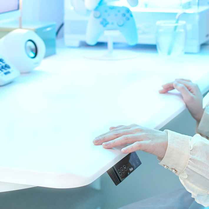 Pixio、ブランド初の電動昇降ゲーミングデスクを11月12日予約開始。奥行き70cmのオールホワイトデザイン、10%OFFセールもの画像