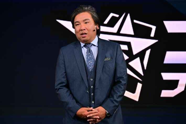 ステージでスピーチをする里崎智也さん