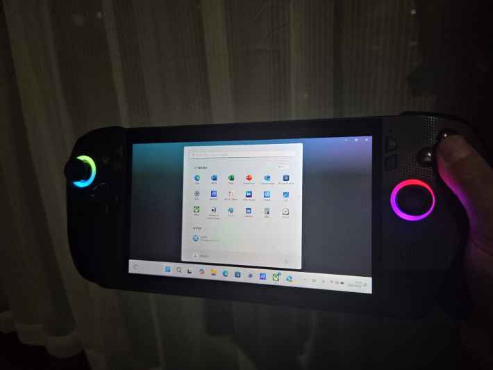 新時代のポータブルXbox「ROG Xbox Ally X」実機レビュー！手軽さと本格さが両取りされた持ち運べる「ゲーミングPC」の画像