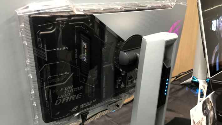 ASUS最新モニター内覧会「Beyond Vision」。ゼロ距離でもドットが見え