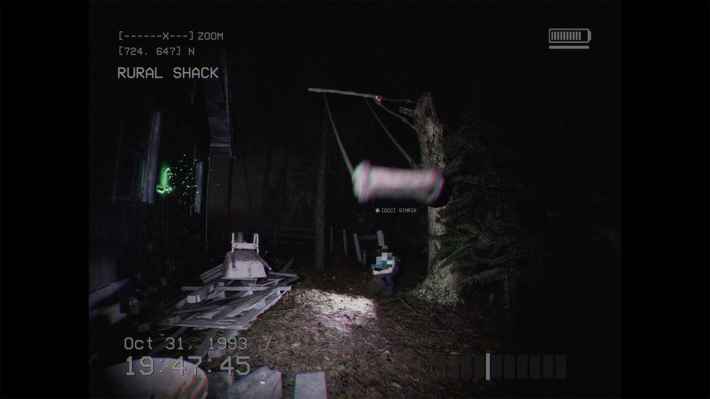 森の中の小屋の前に立つプレイヤー