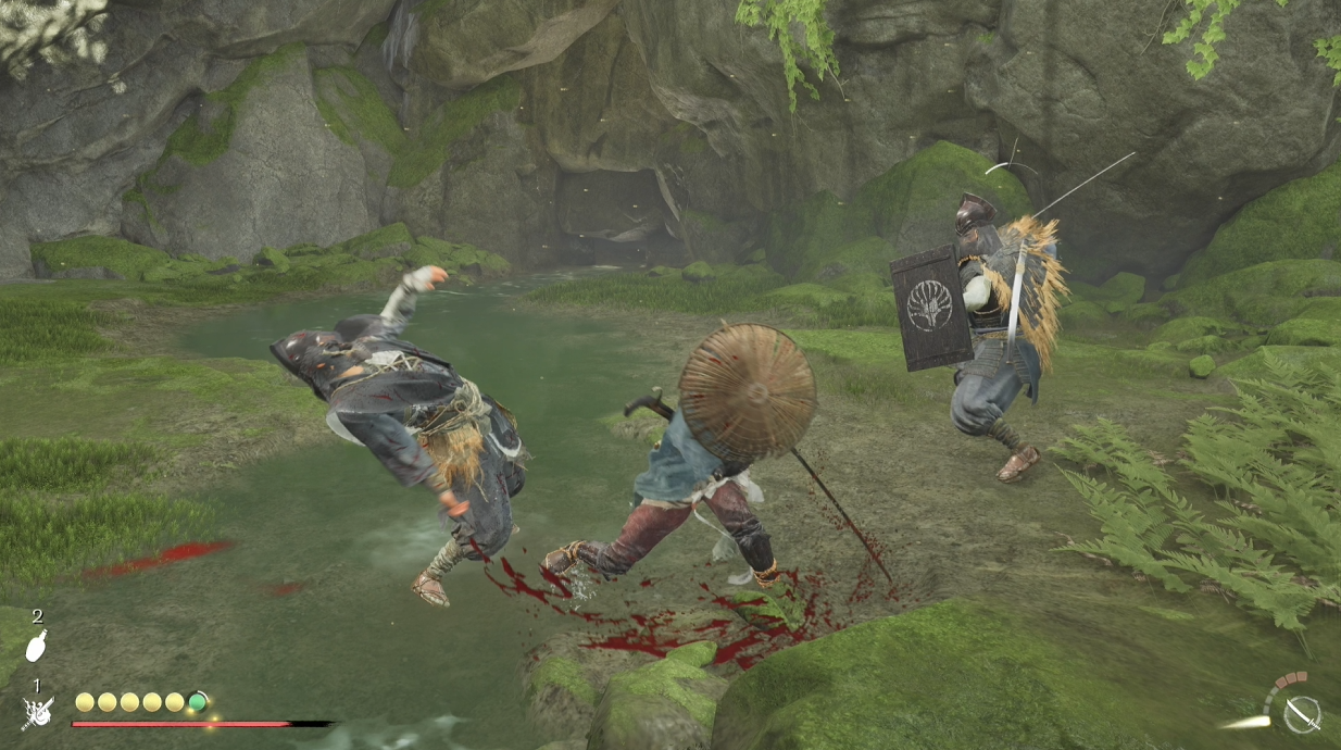 Ghost of Yotei gameplay com Atsu atacando um inimigo próximo a um lago